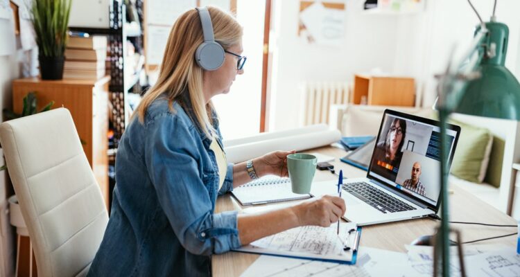 Télétravail au Québec : Disparités entre hauts salaires et régions, impactant les femmes.