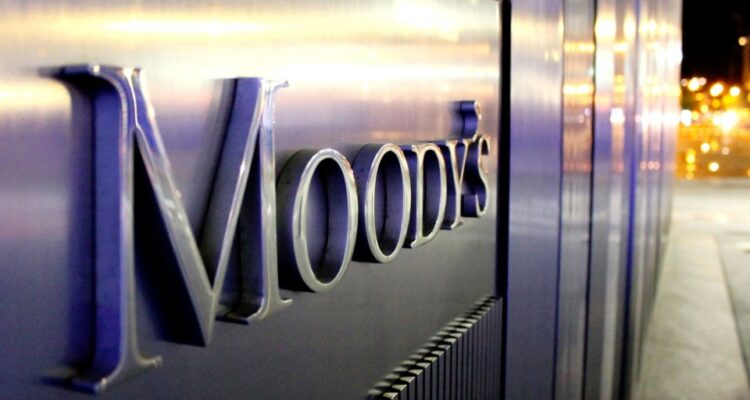 Moody’s révise la perspective de la Tunisie de négative à stable.