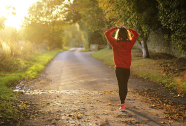Stratégies détaillées pour dépasser les 10 000 pas par jour sans y penser.