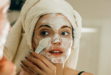 Nouvelle Tendance en Soins de la Peau : Le Face Basting, un Remède Inspiré par les Nourrissons.