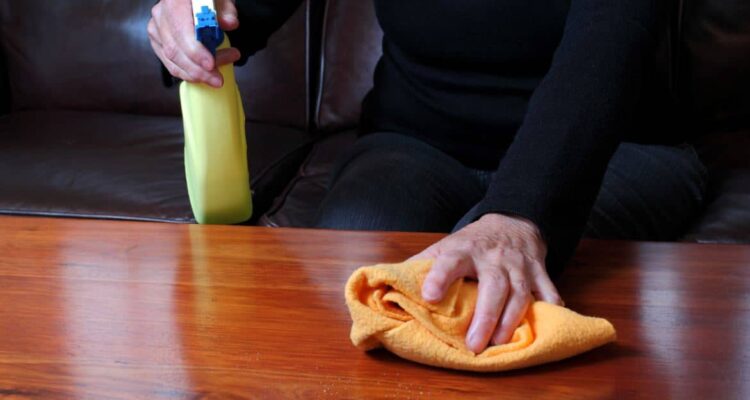 Le secret des hôtels de luxe pour des meubles toujours impeccables sans poussière.