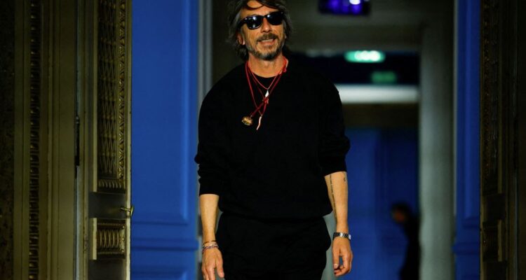 Départ de Pierpaolo Piccioli de Valentino : Une Collaboration de 25 ans prend fin.