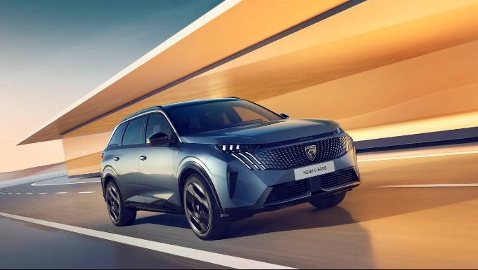 Nouveau PEUGEOT E-5008 – Avant-première exclusive.
