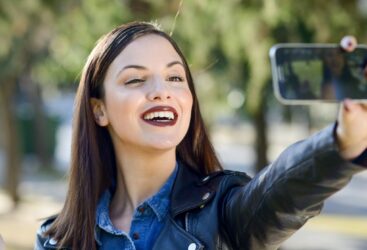 Les 6 secrets pour des selfies parfaits en toutes occasions.