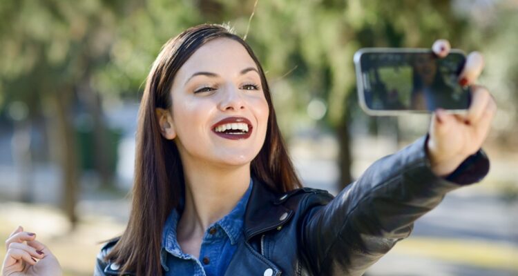 Les 6 secrets pour des selfies parfaits en toutes occasions.