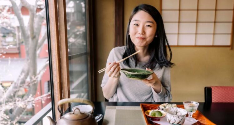 Le régime alimentaire traditionnel japonais : un bouclier contre le déclin cognitif, principalement pour les femmes.