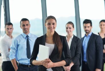 Progression timide mais significative : Plus de femmes prennent les rênes des entreprises mondiales en 2023.