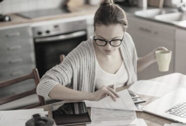 Les inégalités hommes-femmes s&rsquo;accentuent avec le télétravail : une étude de LinkedIn révèle des disparités persistantes.