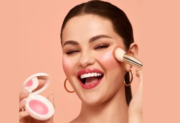 Selena Gomez dévoile le Soft Pinch Luminous Powder Blush : l&rsquo;innovation lumineuse de Rare Beauty.