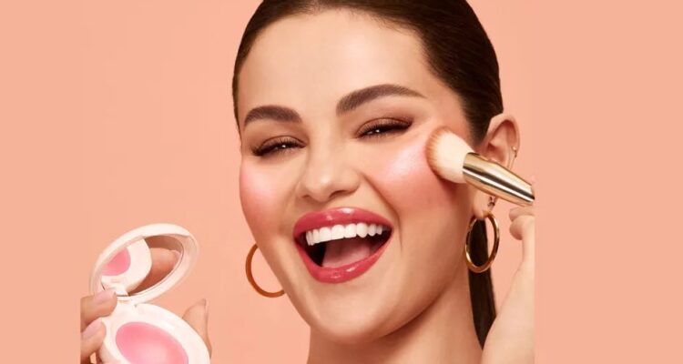 Selena Gomez dévoile le Soft Pinch Luminous Powder Blush : l&rsquo;innovation lumineuse de Rare Beauty.