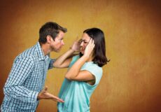 Les signes révélateurs de comportements toxiques à éviter dans une relation amoureuse.