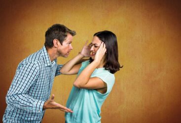 Les signes révélateurs de comportements toxiques à éviter dans une relation amoureuse.