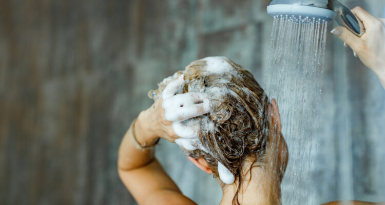 Quelle est la durée maximale d&rsquo;une douche pour préserver la santé de votre peau ?