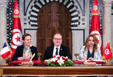 Signature de plusieurs accords entre la République Tunisienne et l&rsquo;Agence Française de Développement.