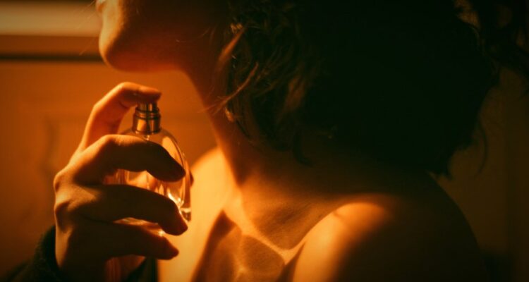 La Méthode Inattendue pour Prolonger l&rsquo;Odeur de Votre Parfum.