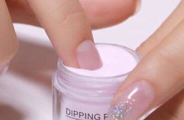 La Manucure Dip Powder : La Technique Infaillible pour des Ongles Robustes ?