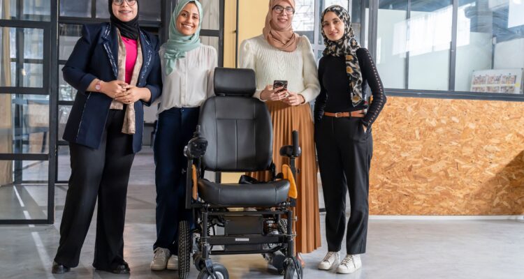 Transformer la mobilité en fauteuil roulant grâce à une interfacecerveau-machine : une équipe tunisienne sélectionnée parmi les finalistes du Young Inventors Prize 2024.
