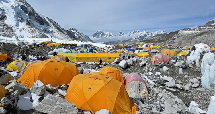 Fonte des glaces sur l&rsquo;Everest : les dépouilles des alpinistes refont surface.
