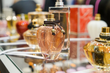 Mettre son parfum au congélateur : une bonne idée pour le faire durer plus longtemps ?