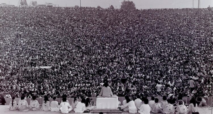 Le Woodstock Music and Art Fair:  Une manifestation de paix et de mon violence. 