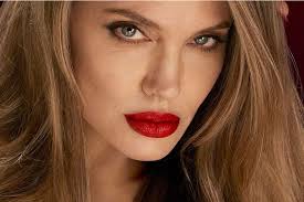 Angelina Jolie devient le visage de la nouvelle collection de rouges à lèvres Tom Ford.