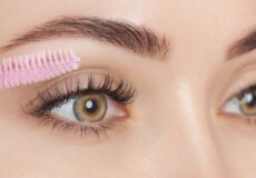 La Vaseline peut-elle remplacer le mascara ? Une tendance TikTok qui intrigue les experts.