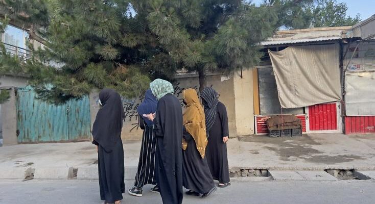 Résister en silence : les femmes afghanes défient les interdits sportifs imposés par les talibans.