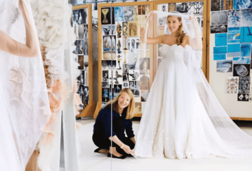 Sarah Burton nommée directrice artistique de Givenchy.