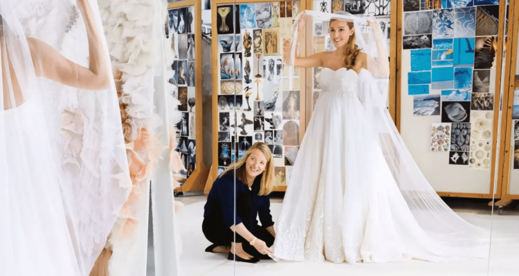 Sarah Burton nommée directrice artistique de Givenchy.