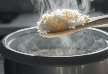Pourquoi rincer le riz avant cuisson ? Ce n’est pas pour éviter qu’il colle.