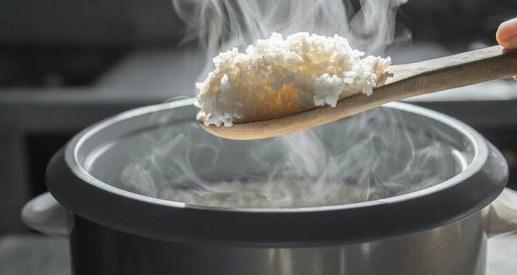 Pourquoi rincer le riz avant cuisson ? Ce n’est pas pour éviter qu’il colle.