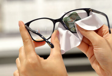 Comment bien entretenir ses lunettes : les conseils d’une opticienne.