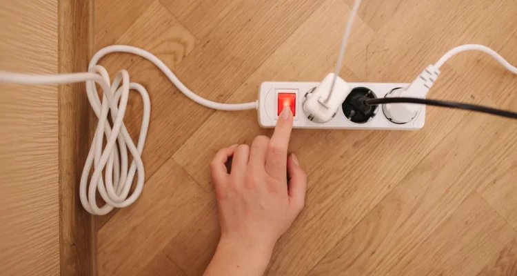 Comment nettoyer une multiprise jaunie : une astuce simple et efficace.