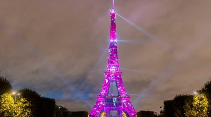 Paris se pare de rose pour Octobre Rose : des monuments emblématiques illuminés en soutien à la lutte contre le cancer du sein.