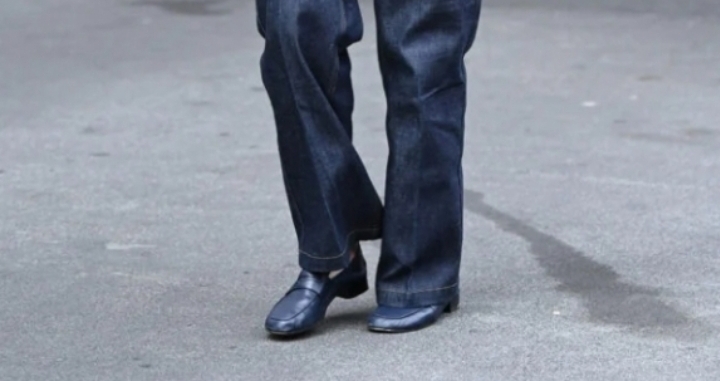 Le retour du mocassin fin : une tendance automnale approuvée par Katie Holmes.