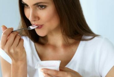 Un expert en santé recommande un ingrédient à ajouter au yaourt pour une meilleure digestion.
