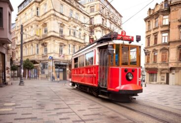 En accueillant 62,2 millions de visiteurs et en générant 61,1 milliards de dollars de recettes en 2024, la Türkiye bat ses records en matière de tourisme