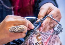 Derrière la Beauté de l’Artisanat Tunisien : Le Système Économique Invisible des Femmes