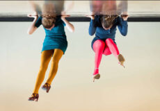 Pourquoi les femmes brillantes sous-estiment encore leur valeur (et comment ce mécanisme façonne leur trajectoire)