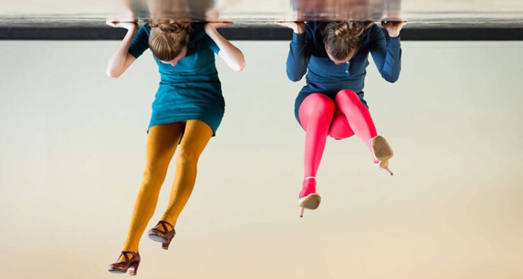 Pourquoi les femmes brillantes sous-estiment encore leur valeur (et comment ce mécanisme façonne leur trajectoire)