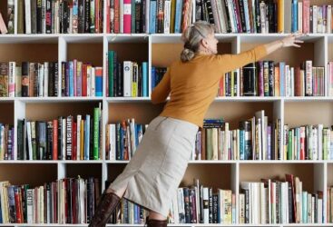 La bibliothèque d&rsquo;une femme : miroir de son intelligence et levier de son influence