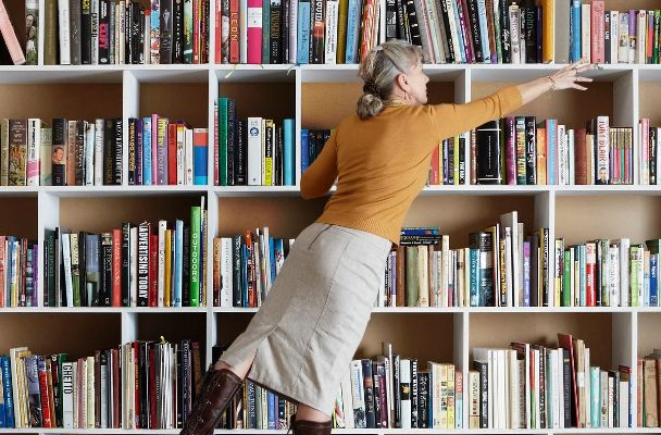 La bibliothèque d&rsquo;une femme : miroir de son intelligence et levier de son influence