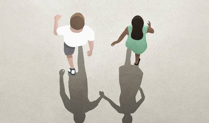 L’explosion de la « situationship » ou le vertige de l&rsquo;amour sans étiquette : ce que cache notre peur de l&rsquo;engagement.