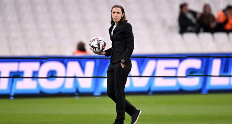 Seule face aux hommes, du Mondial à l’UEFA : Le destin hors norme de la pionnière Stéphanie Frappart