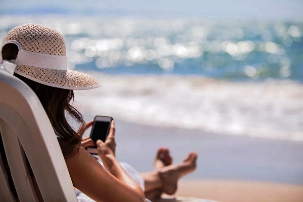 Notre cerveau n&rsquo;est jamais en vacances : le nouveau combat contre la surcharge numérique